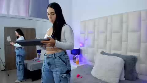 Snapshot of ariana_rouse_ chatting on 09.25.25 ariana online show from 09.25.25