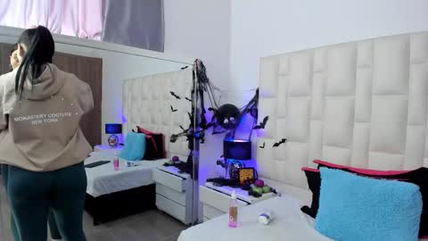 Snapshot of ariana_rouse_ chatting on 10.16.25 ariana online show from 10.16.25