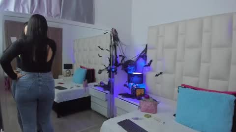 Snapshot of ariana_rouse_ chatting on 10.22.25 ariana online show from 10.22.25