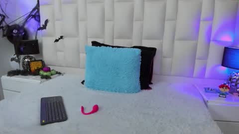 Snapshot of ariana_rouse_ chatting on 10.24.25 ariana online show from 10.24.25