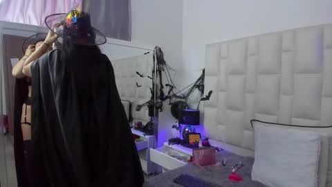 Snapshot of ariana_rouse_ chatting on 10.30.25 ariana online show from 10.30.25