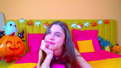 Snapshot of arianaallens chatting on 10.24.25 Ariana online show from 10.24.25