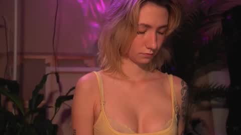 Snapshot of arianna_richi chatting on 10.24.25 Olivka online show from 10.24.25