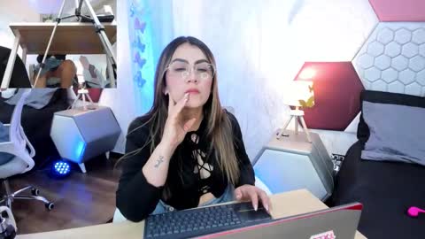 Snapshot of ariarous chatting on 05.23.26 aria online show from 05.23.26
