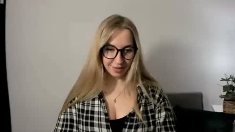 Snapshot of ariaswan chatting on 03.15.26 Aria online show from 03.15.26