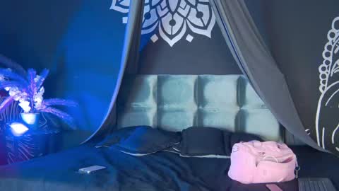 Snapshot of arii_moon chatting on 09.20.25 Ari online show from 09.20.25