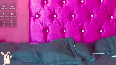 Snapshot of arii_moon chatting on 09.24.25 Ari online show from 09.24.25