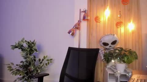 Snapshot of arirobert_ chatting on 10.13.25 Ari Robert online show from 10.13.25