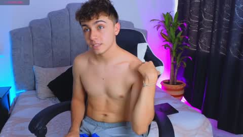 Snapshot of aron__cooper chatting on 12.17.24 aron__cooper online show from 12.17.24