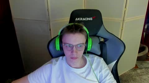 Snapshot of aron_neall chatting on 12.15.24 biggest penis  online show from 12.15.24