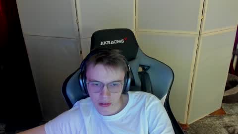 Snapshot of aron_neall chatting on 12.15.24 biggest penis  online show from 12.15.24