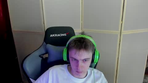 Snapshot of aron_neall chatting on 12.18.24 biggest penis  online show from 12.18.24