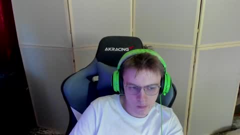 Snapshot of aron_neall chatting on 12.18.24 biggest penis  online show from 12.18.24