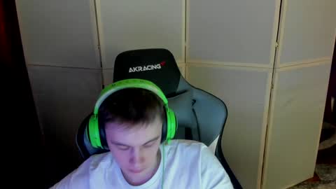 Snapshot of aron_neall chatting on 12.19.24 biggest penis  online show from 12.19.24