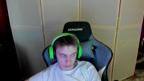 Snapshot of aron_neall chatting on 12.19.24 biggest penis  online show from 12.19.24