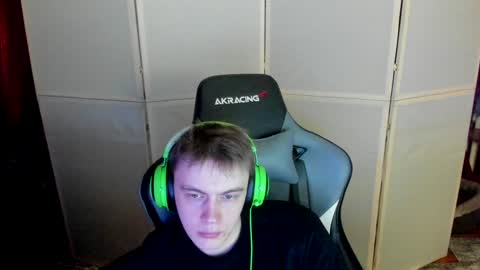 Snapshot of aron_neall chatting on 12.20.24 biggest penis  online show from 12.20.24