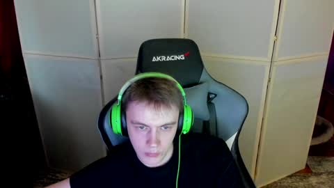 Snapshot of aron_neall chatting on 12.20.24 biggest penis  online show from 12.20.24