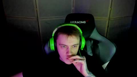 Snapshot of aron_neall chatting on 12.21.24 biggest penis  online show from 12.21.24