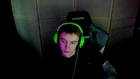 Snapshot of aron_neall chatting on 12.21.24 biggest penis  online show from 12.21.24