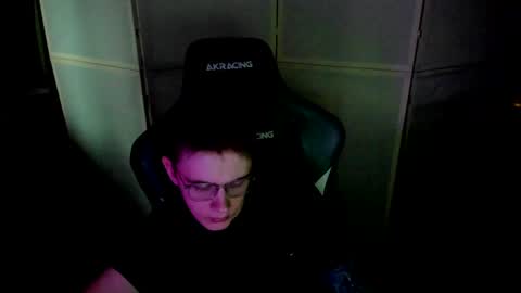 Snapshot of aron_neall chatting on 12.21.24 biggest penis  online show from 12.21.24
