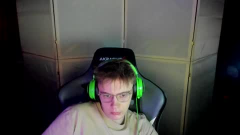 Snapshot of aron_neall chatting on 02.13.25 biggest penis  online show from 02.13.25