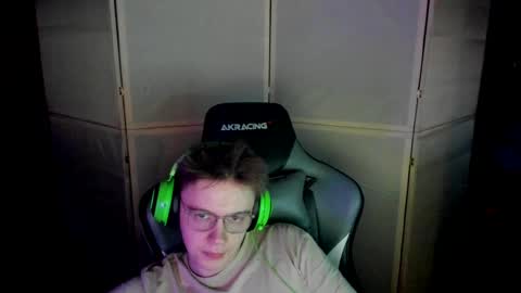 Snapshot of aron_neall chatting on 02.13.25 biggest penis  online show from 02.13.25
