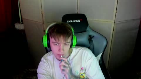 Snapshot of aron_neall chatting on 03.05.25 biggest penis  online show from 03.05.25