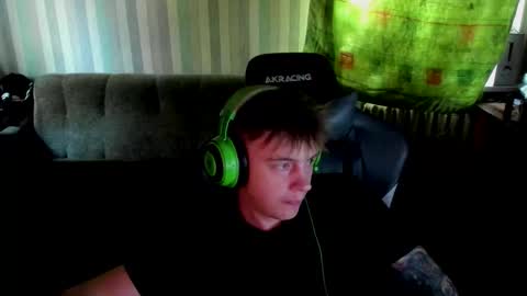 Snapshot of aron_neall chatting on 09.26.25 biggest penis  online show from 09.26.25