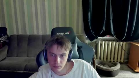 Snapshot of aron_neall chatting on 10.13.25 biggest penis  online show from 10.13.25