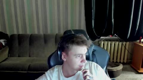 Snapshot of aron_neall chatting on 10.14.25 biggest penis  online show from 10.14.25