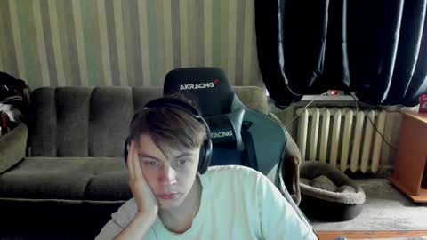 Snapshot of aron_neall chatting on 10.15.25 biggest penis  online show from 10.15.25