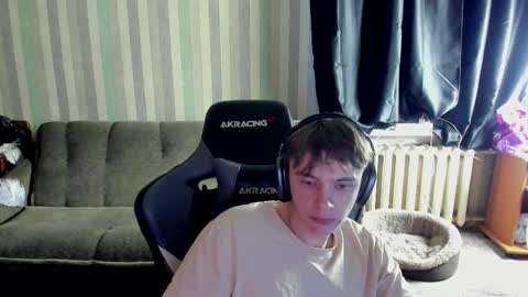 Snapshot of aron_neall chatting on 10.18.25 biggest penis  online show from 10.18.25