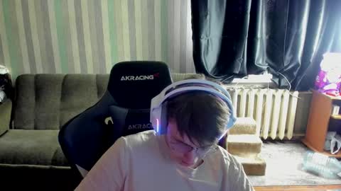 Snapshot of aron_neall chatting on 10.19.25 biggest penis  online show from 10.19.25