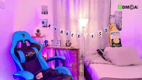 Snapshot of arontroy_wi chatting on 10.01.25 noah and ivy online show from 10.01.25