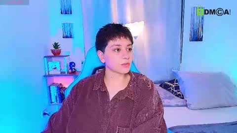 Snapshot of arontroy_wi chatting on 10.11.25 noah and ivy online show from 10.11.25