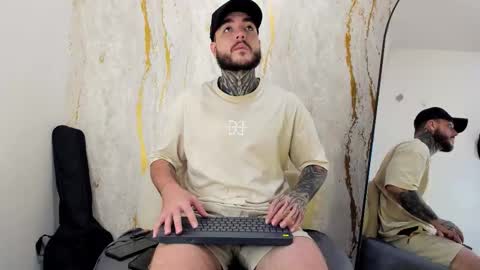 Snapshot of aronwade chatting on 10.30.25 Aron online show from 10.30.25