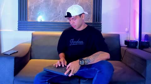 Aroon   online show from 11.08.25