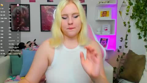 Snapshot of art_lovee chatting on 09.11.25 Lea online show from 09.11.25