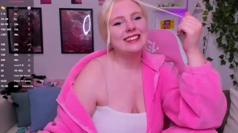 Snapshot of art_lovee chatting on 09.16.25 Lea online show from 09.16.25