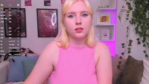 Snapshot of art_lovee chatting on 09.18.25 Lea online show from 09.18.25