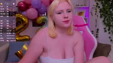 Snapshot of art_lovee chatting on 10.11.25 Lea online show from 10.11.25