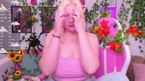 Snapshot of art_lovee chatting on 10.20.25 Lea online show from 10.20.25