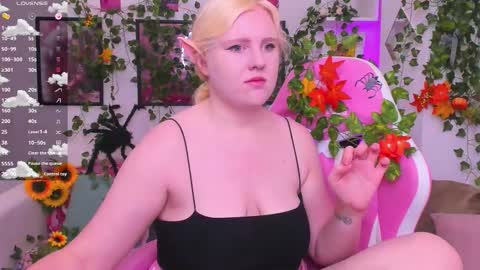 Snapshot of art_lovee chatting on 10.22.25 Lea online show from 10.22.25