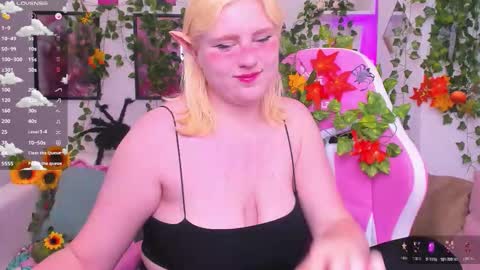 Snapshot of art_lovee chatting on 10.30.25 Lea online show from 10.30.25