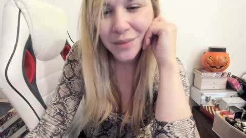 Snapshot of artsyandcraftsy_ chatting on 01.19.25 MIA online show from 01.19.25