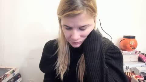 Snapshot of artsyandcraftsy_ chatting on 01.23.25 MIA online show from 01.23.25