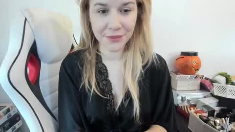 Snapshot of artsyandcraftsy_ chatting on 01.28.25 MIA online show from 01.28.25