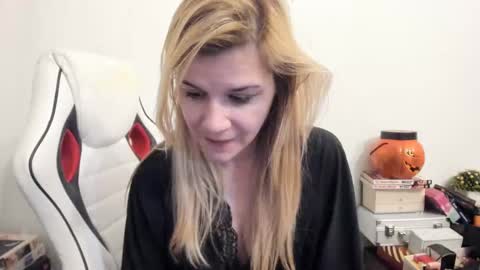 Snapshot of artsyandcraftsy_ chatting on 02.01.25 MIA online show from 02.01.25
