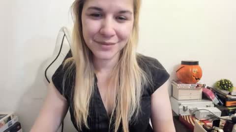 Snapshot of artsyandcraftsy_ chatting on 02.05.25 MIA online show from 02.05.25