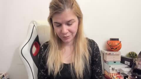 Snapshot of artsyandcraftsy_ chatting on 02.11.25 MIA online show from 02.11.25